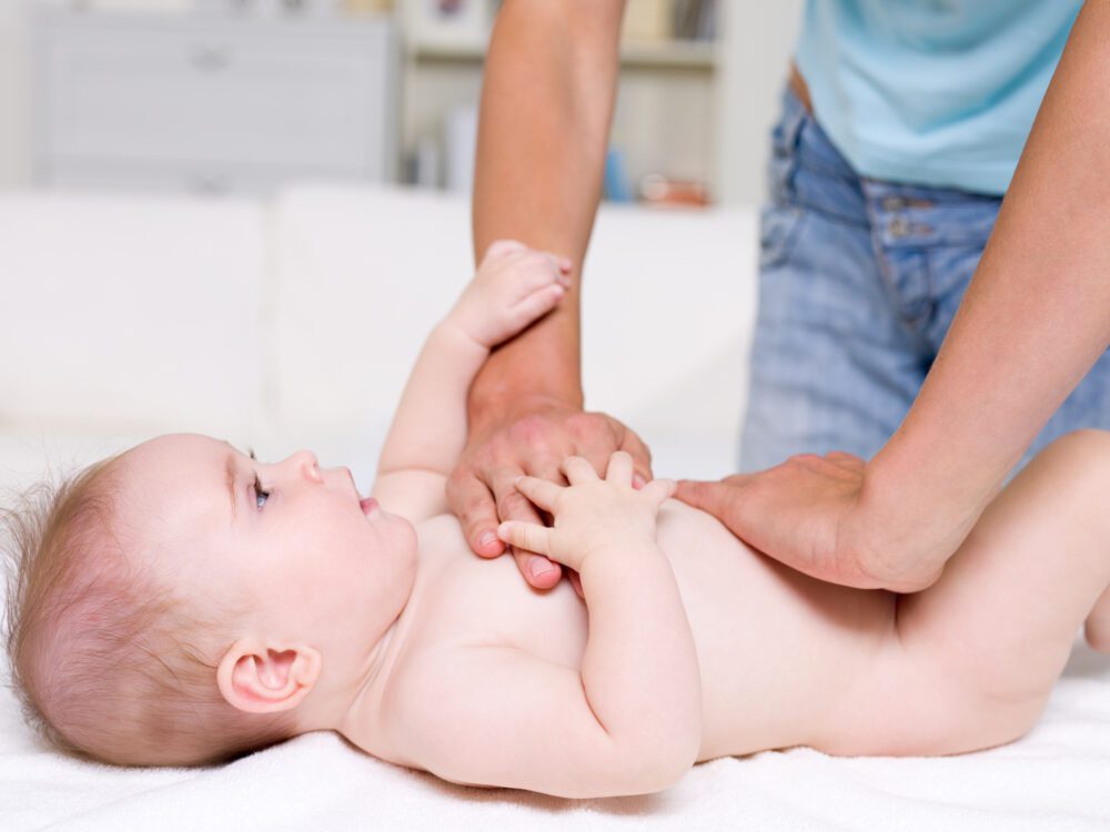 替寶寶腹部按摩，幫助腸胃蠕動。